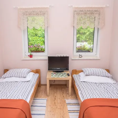 Pod Modrzewiami Farm stay *